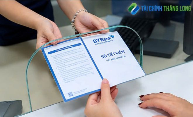 Hỗ trợ khách hàng thực hiện thủ tục làm sổ tiết kiệm tại ngân hàng.